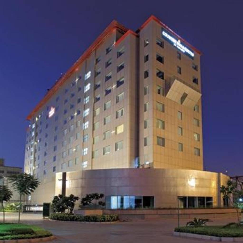 Radisson Gurugram Udyog Vihar Hotel Gurgaon Exterior photo